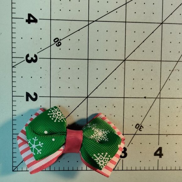 Christmas Snowflake Hair Bow Clip  Girls Green Red Striped Ribbon - Picture 3 of 3